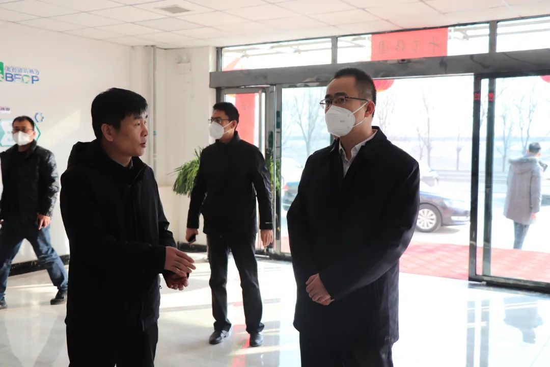 楊洋慰問(wèn)節(jié)日一線(xiàn)工作人員